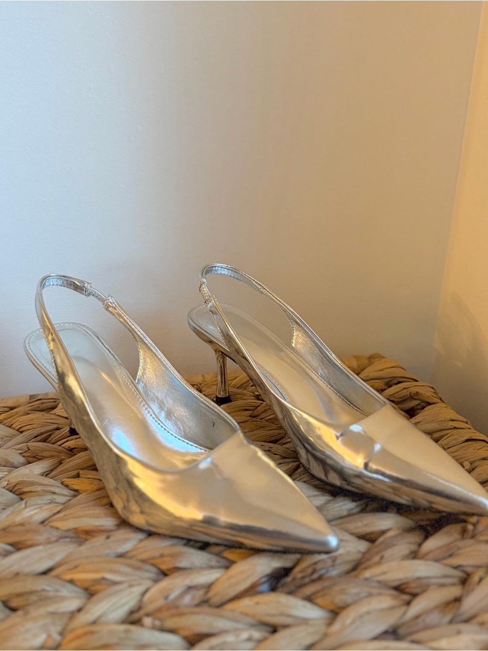 Women’s 7 Chrome Silver Pointed-Toe Slingback Kitten Heels